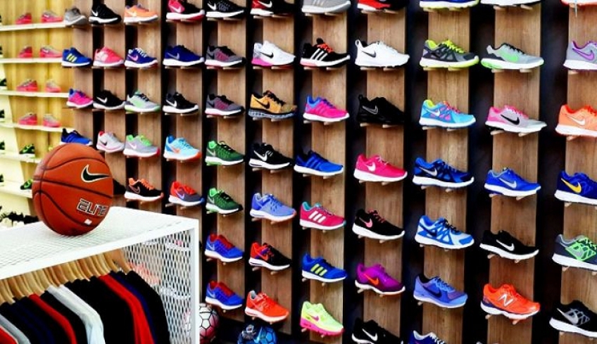 Γιατί Nike και Adidas εγκαταλείπουν τα ράφια των καταστημάτων