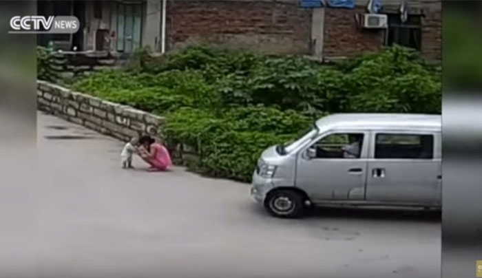 Βρέφος 11 μηνών καταπλακώνεται από φορτηγάκι (Βίντεο)