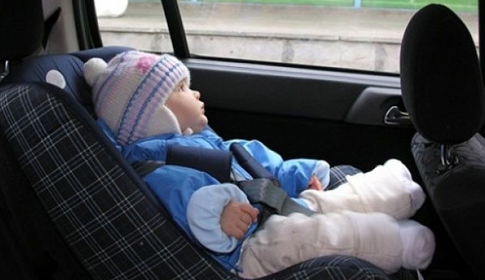 Δείτε γιατί δεν πρέπει να φορά μπουφάν το παιδί όταν κάθεται στο κάθισμα του αυτοκινήτου (βίντεο)