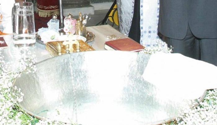 Γυαλιά καρφιά τα &#039;κανε γιαγιά στην Εκκλησία, διακόπτοντας την βάφτιση