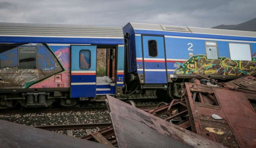 Συγκλονίζουν τα πρώτα πλάνα από το εσωτερικό του τρένου στα Τέμπη: Η εμπορική αμαξοστοιχία έκοψε στην μέση την επιβατική [Βίντεο]