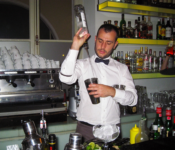 Εντυπωσίασε ο bartender Γιώργος Φιλιππίδης με τις &quot;φωτιές&quot; του χθες στο ΑΥΡΑ (φωτο-βίντεο)