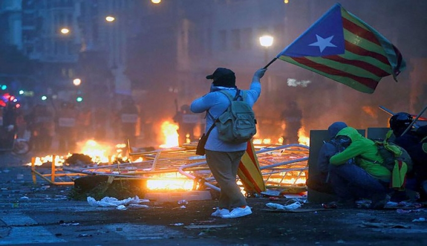 Βαρκελώνη: Βίαιες συγκρούσεις αστυνομίας-διαδηλωτών – πάνω από 500.000 Καταλανοί στους δρόμους