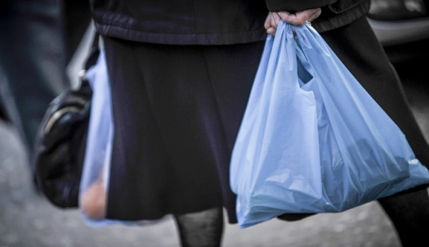«Κληρώνει» για όσους δεν χρησιμοποιούν πλαστικές σακούλες: Από αυτοκίνητα μέχρι σκούτερ θα χαρίζει το ΥΠΕΝ