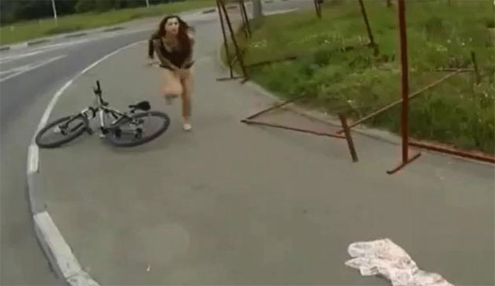 Sexy «Καυτό» ατύχημα πάνω στο ποδήλατο!! (Video)