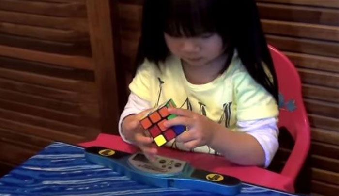 Δίχρονο κορίτσι λύνει τον κύβο του Ρούμπικ σε 70 δευτερόλεπτα! (Βίντεο)