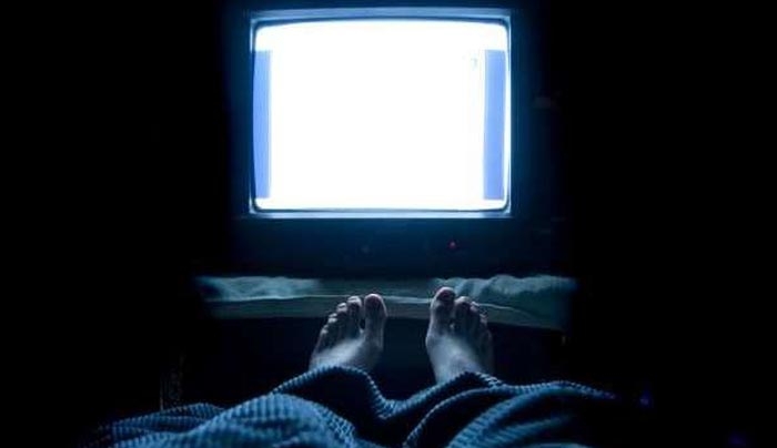 Γιατί δεν πρέπει να κοιμάστε με την τηλεόραση ανοιχτή