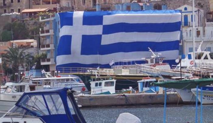 Η γιγαντιαία Ελληνική σημαία 460 τμ θα υψωθεί και πάλι στις 7 Μαρτίου