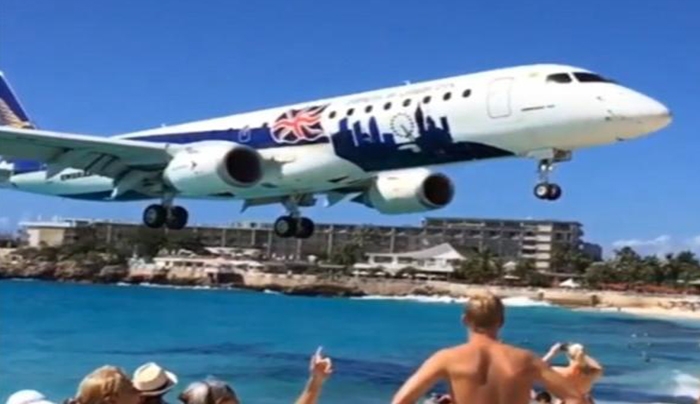 Αεροπλάνο προσγειώνεται πάνω από τα κεφάλια των τουριστών – ΒΙΝΤΕΟ