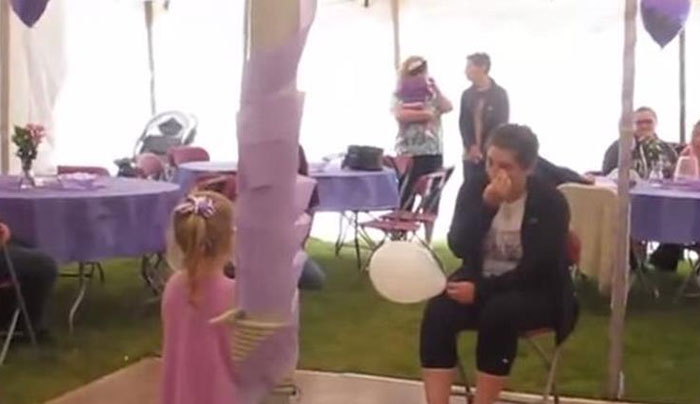 Μία 4χρονη τραγουδάει στην μητέρα της για να την βοηθήσει στην μάχη της με τον καρκίνο (Βίντεο)