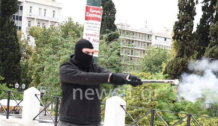 Μολότοφ στο κέντρο της Αθήνας - Οπλισμένοι με σφυριά κι αυτοσχέδια όπλα οι κουκουλοφόροι (φωτό-βίντεο)