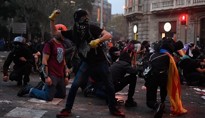 Βαρκελώνη: Νύχτα πύρινης κόλασης - Άγριες συγκρούσεις αστυνομικών με αυτονομιστές