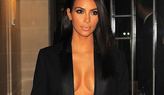Η Kim Kardashian έβαλε ΜΟΝΟ το παλτό της και βγήκε έξω
