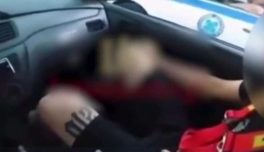 Απίστευτο: Αστυνομικοί ζήτησαν από οδηγό να πατήσει γκάζι για να δουν... τι ταχύτητα πιάνει [βίντεο]