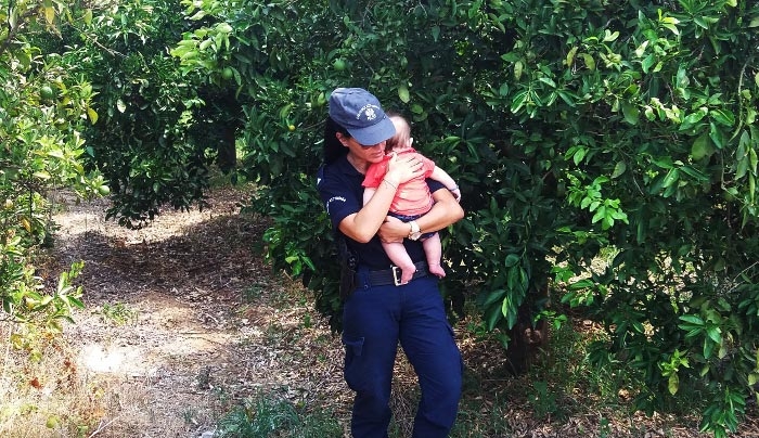 Viral: Αστυνομικός στο Ναύπλιο ηρεμεί με αγκαλιά μωρό, μετά από τροχαίο [βίντεο]