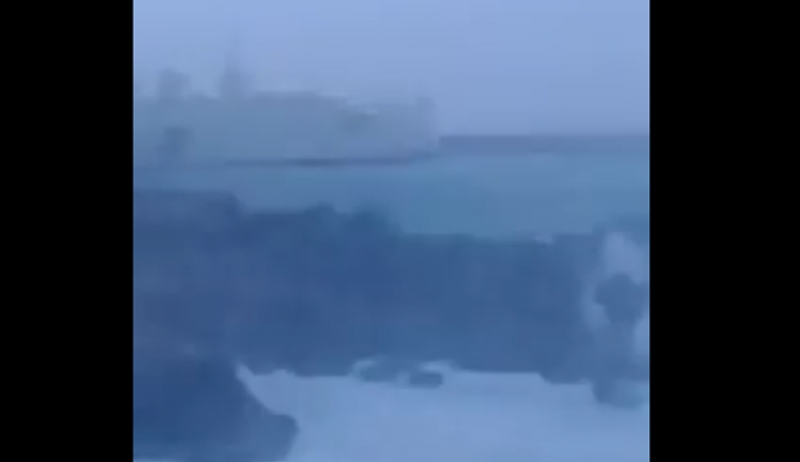 Οι προσπάθειες του πλοίου να μπει στο λιμάνι του Ηρακλείου (βίντεο)