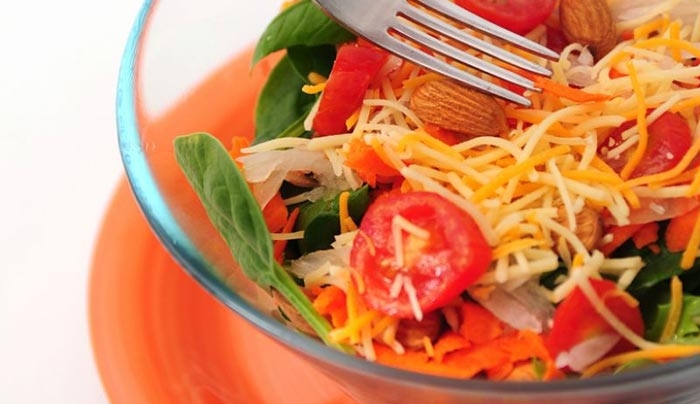 Ελαφρύ και δροσερό πιάτο: Καλοκαιρινή σαλάτα με καρότο!