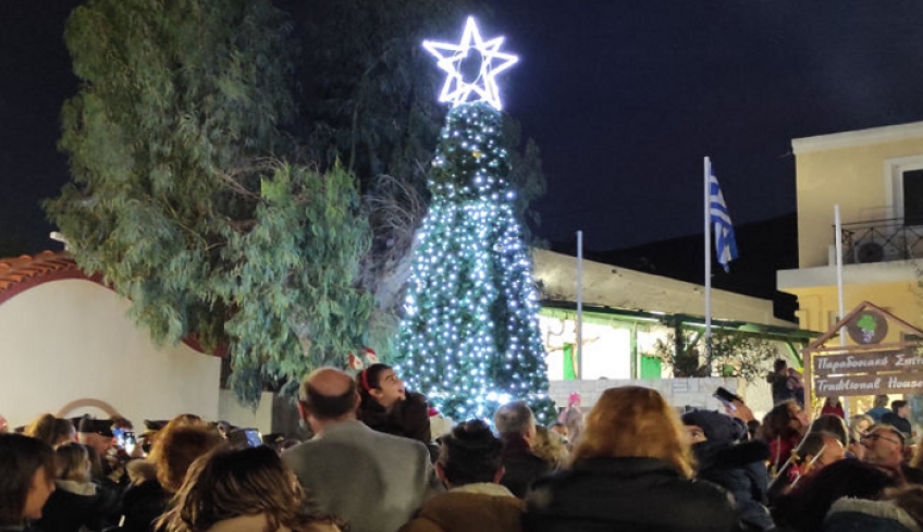 Ιδιαίτερα εορταστικό το κλίμα στο Πυλί με το χριστουγεννιάτικο παζάρι και το άναμμα του δέντρου