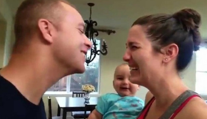 Η Αντίδραση του Μωρού, όταν βλέπει τους γονείς να Φιλιούνται, θα σας Κάνει να Λιώσετε (Βίντεο)