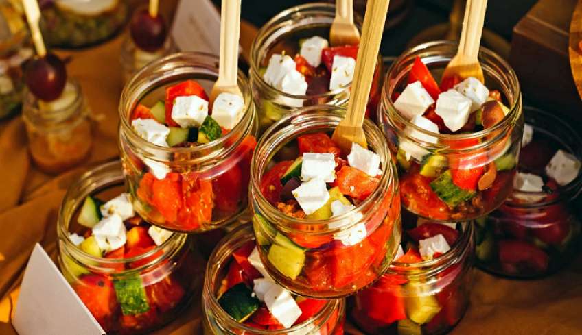 Αμερικανίδα έφτιαξε το τέλειο γεύμα για τη δουλειά και έγινε viral -Ελληνική σαλάτα σε βάζο