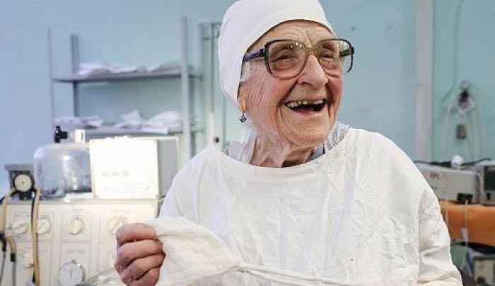 Χειρουργός ετών… 89, δεν έχει σκοπό να παραδώσει το νυστέρι!