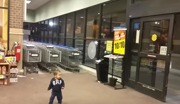 Η αξιολάτρευτη αντίδραση αγοριού που βλέπει για πρώτη φορά αυτόματες πόρτες (Βίντεο)