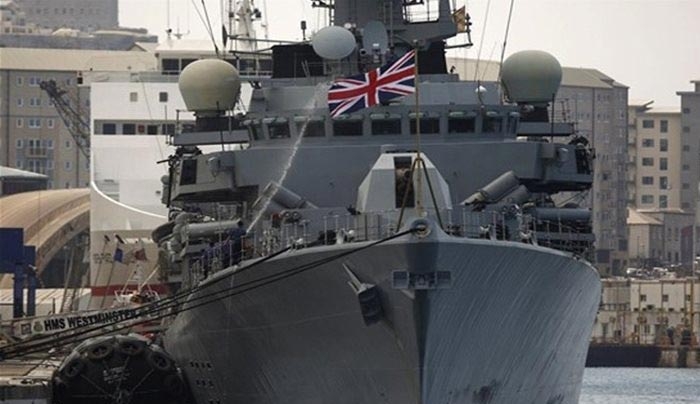 Μεθυσμένοι Βρετανοί ναύτες του ΝΑΤΟ χτύπησαν λιμενεργάτη στον Πειραιά
