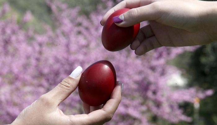 Γιατί τσουγκρίζουμε αυγά το Πάσχα; Οι συμβολισμοί