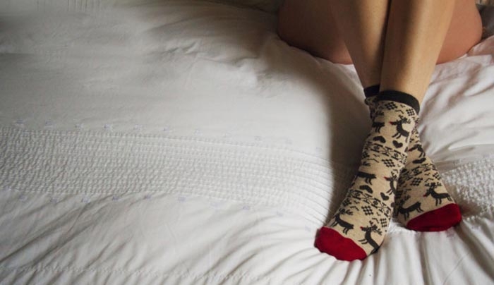 Σεξ: Δείτε τι γίνεται όταν φοράτε… τις κάλτσες σας στο κρεβάτι!