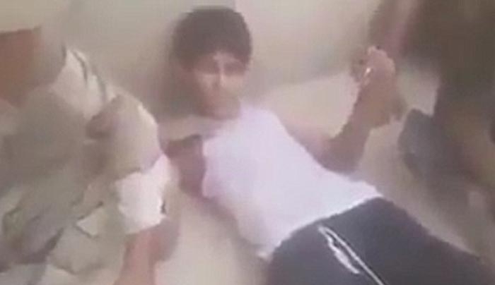 Η φρίκη του πολέμου στη Μοσούλη! Ιρακινοί χτυπούν παιδιά με σφυριά