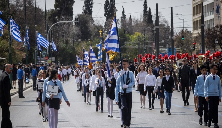 Την Τρίτη στη Βουλή η αλλαγή για τους σημαιοφόρους στις παρελάσεις – Τι απαντά το υπουργείο Παιδείας στον ΣΥΡΙΖΑ