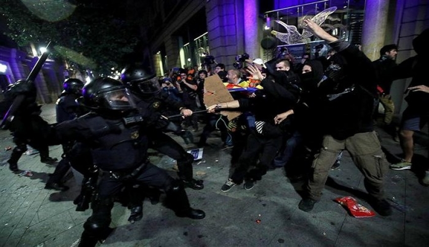 Πεδίο μάχης η Βαρκελώνη: Ογκώδεις διαδηλώσεις