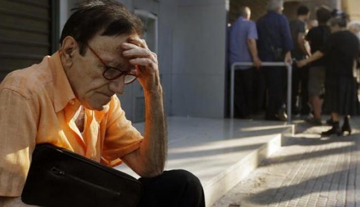 Νέο δράμα για τους συνταξιούχους μπροστά στα ΑΤΜ: Εισπράττουν και πάλι μειωμένες συντάξεις