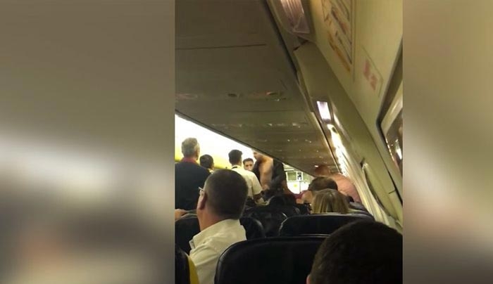 Βίντεο: Αεροσκάφος της Ryanair έκανε αναγκαστική προσγείωση μετά τον άγριο καβγά σε ύψος 30.000 ποδών
