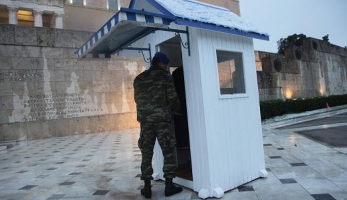 Χιόνια στην Αθήνα: Το έστρωσε ακόμα και στο φυλάκιο των ευζώνων [φωτό]
