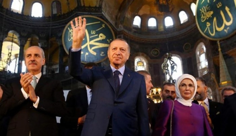 Ύψιστη πρόκληση για τον Χριστιανισμό - Ο Ερντογάν χαιρέτησε υψώνοντας τα 4 δάχτυλά του μέσα στην Αγιά Σοφιά - ΦΩΤΟ - ΒΙΝΤΕΟ