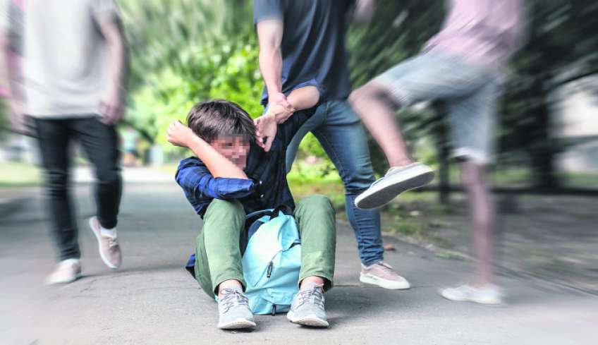 Bullying: Συγκλονίζει μητέρα θύματος στον ΕΤ: «Τουλάχιστον 20 άρχισαν να χτυπούν με μανία τον γιο μου»