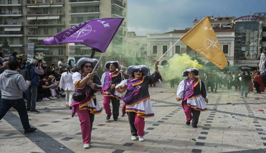 Πάτρα: Περισσότεροι από 60.000 δημιούργησαν φαντασμαγορικό υπερθέαμα στο καρναβάλι - Χρώματα, χορός και ατελείωτο κέφι