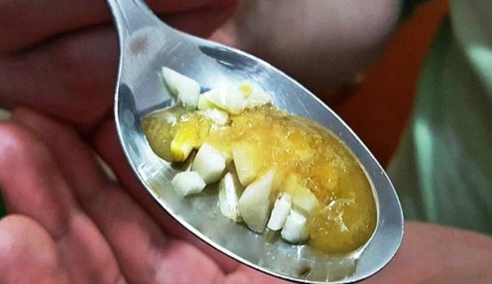 Αν Καταναλώνετε μία Κουταλιά Μέλι με Σκόρδο για 7 μέρες, ΑΥΤΟ θα συμβεί στο σώμα σας!