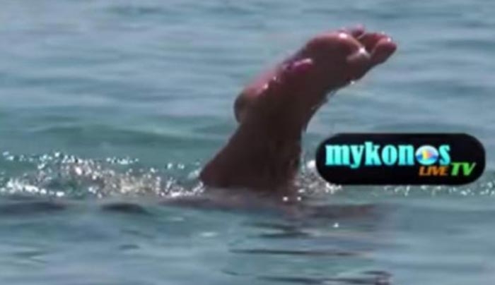 Μύκονος: Η... γοργόνα που βγήκε από τη θάλασσα ανέβασε το θερμόμετρο στα ύψη (Βίντεο)