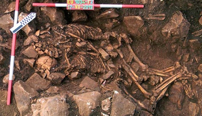 Αρχαιολόγοι ανακάλυψαν ζευγάρι που έμεινε αγκαλιασμένο για 5.900 χρόνια!