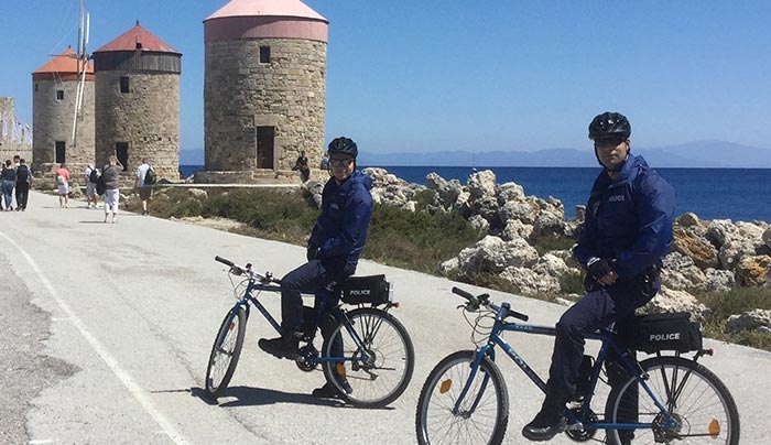 Ξεκίνησε η εφαρμογή του θεσμού της αστυνόμευσης με ποδήλατα και στη Ρόδο