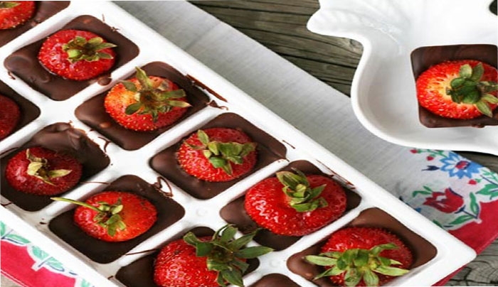 Σοκολατάκια με φράουλες σε παγοθήκη