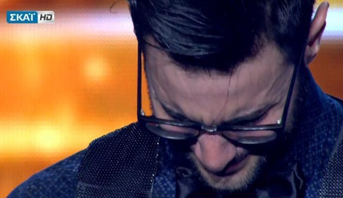 X Factor: Κατέρρευσε ο Ίαν Στρατής! Έβαλε τα κλάματα στη σκηνή! (Βίντεο)