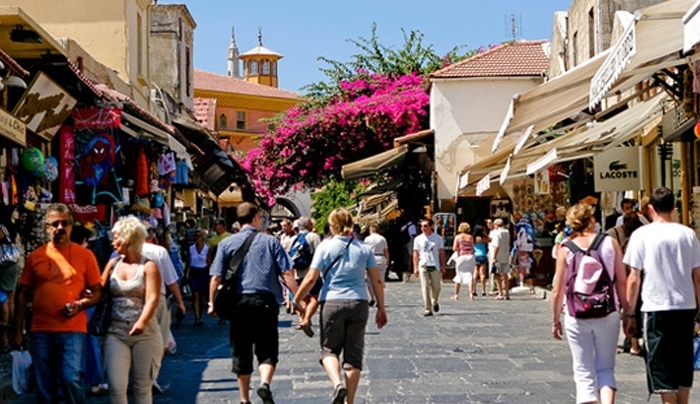 Eνωση Βρετανών Τουριστικών Πρακτόρων: Δεν υπάρχει ανάγκη αλλαγής προορισμού για τους τουρίστες που έκλεισαν Ελλάδα