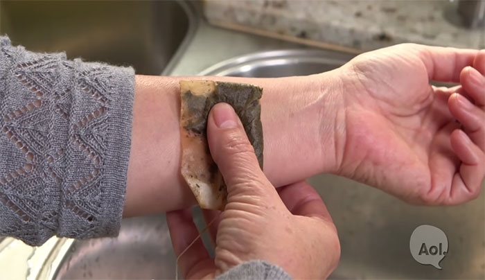 Δείτε γιατί είναι καλό να βάζετε σακουλάκια τσαγιού στον καρπό... (Video)