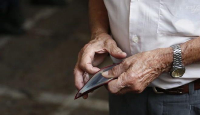 Συντάξεις: Τετραπλό χτύπημα στους συνταξιούχους – Στο περίμενε 220.000 άτομα και μειώσεις για όλους