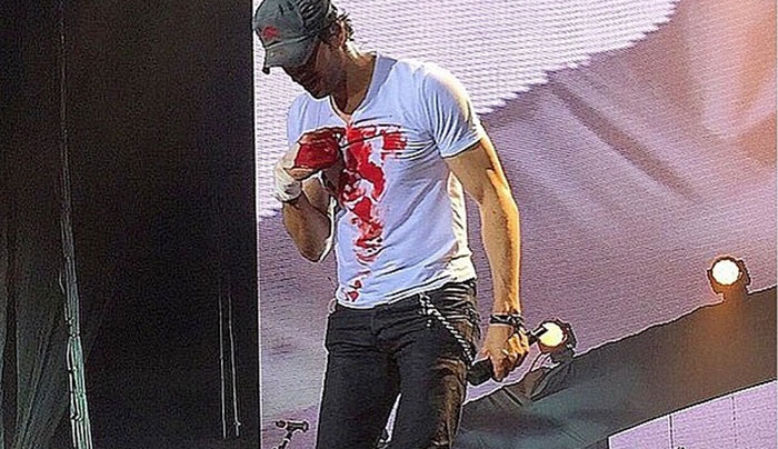 Ατύχημα για τον Enrique Iglesias σε συναυλία: Πνίγηκε στο αίμα ο τραγουδιστής (Video)