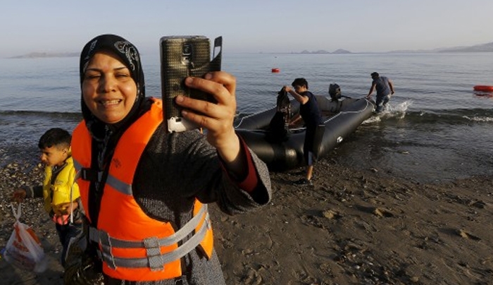 Η στιγμή που πρόσφυγες φτάνουν στα ελληνικά παράλια! ΦΩΤΟ από ΚΩ