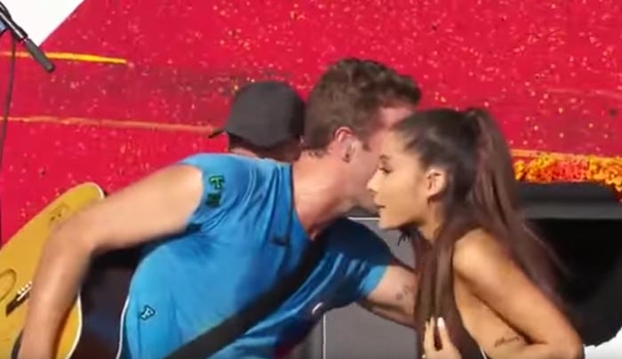 Οι Coldplay προσκαλούν την Ariana Grande στη σκηνή